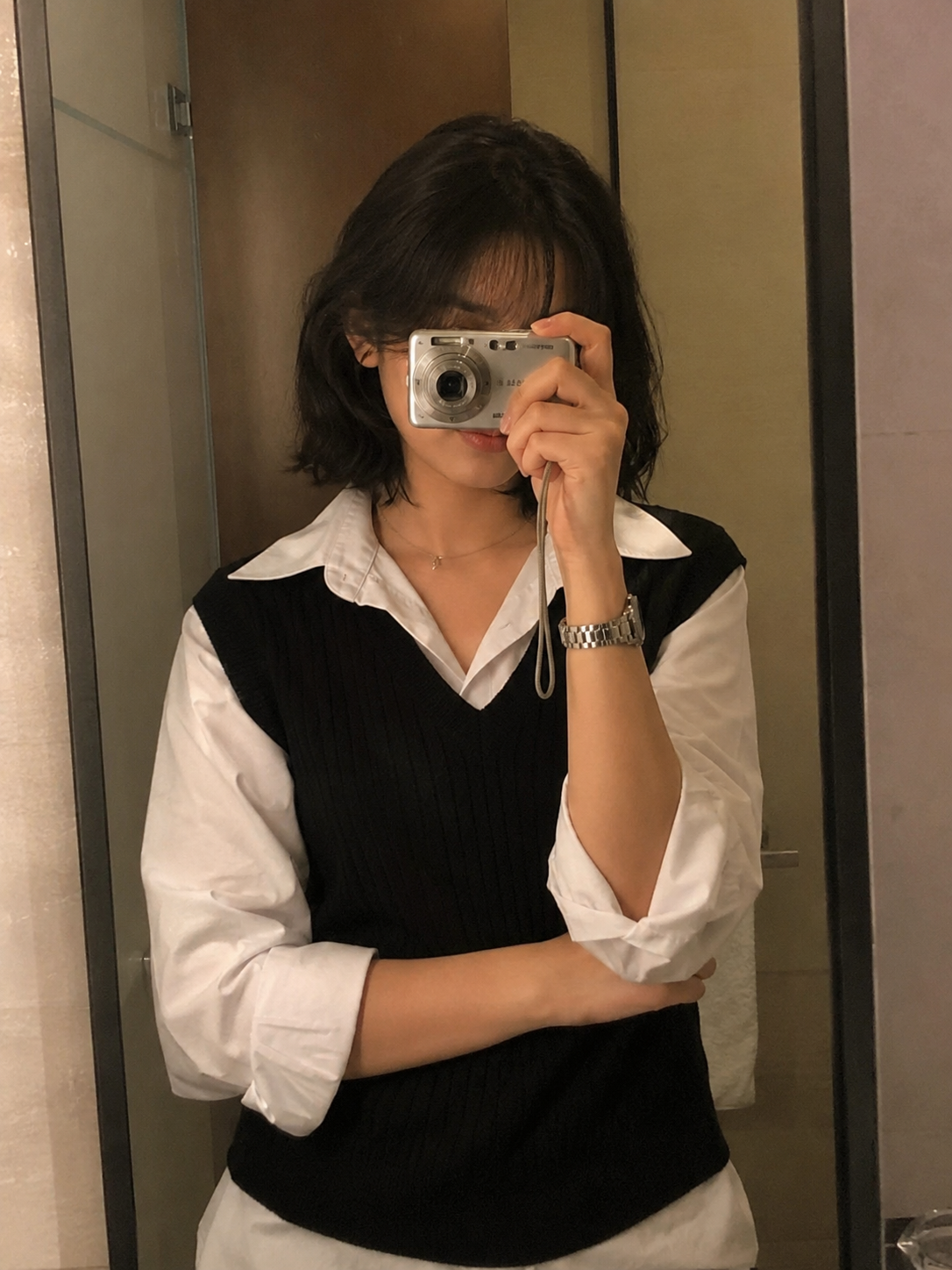 Vintage Mirror Selfie AI Prompt