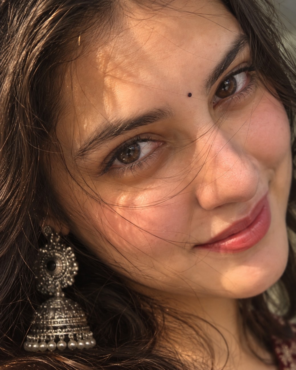 Realistic Indian Woman Close-Up Portrait – Natural Beauty Photography prompt
